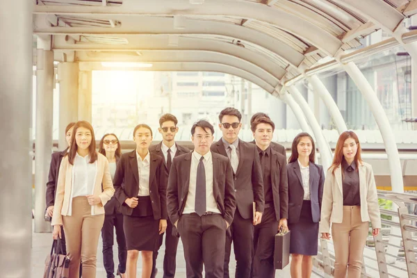 Группа Счастливых Молодых Бизнесменов Бизнесменов Прогуливающихся Вместе Офису Открытом Воздухе — стоковое фото