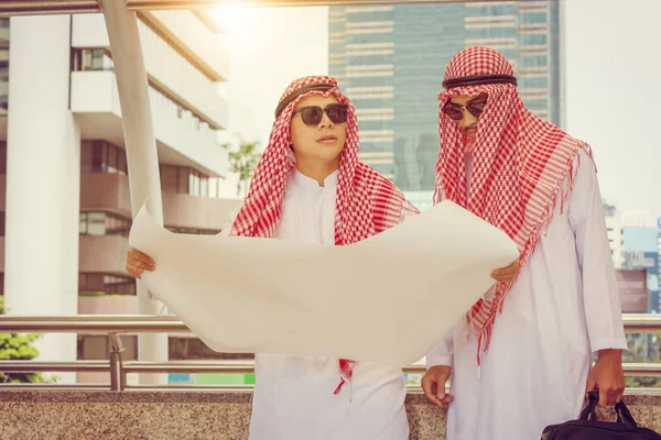 Close Van Een Jonge Arabische Midden Oosten Business Mensenteam Tekenpapier — Stockfoto