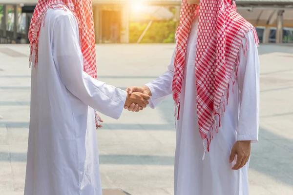 阿拉伯中东商人在办公室外握手 成功和幸福团队概念 — 图库照片