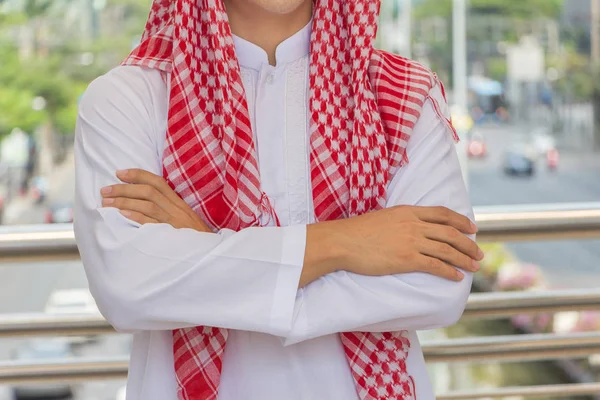 Homme Affaires Arabe Pensant Entrepreneur Regardant Dans Ville — Photo
