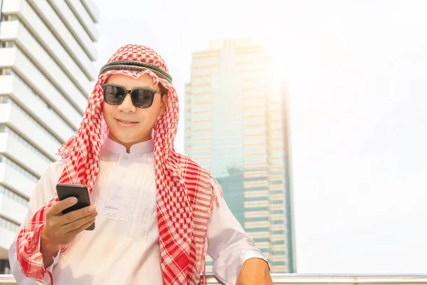 关闭年轻的阿拉伯中东商人使用移动智能手机模糊的背景 — 图库照片