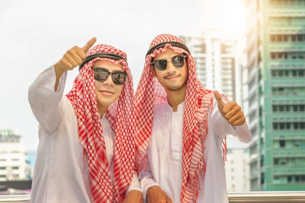 阿拉伯中东商人团队竖起大拇指作为成功的商业团队概念的标志 — 图库照片