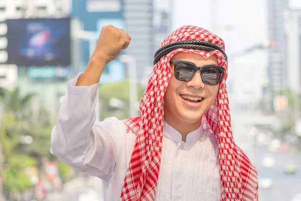 成功与幸福的概念 微笑的阿拉伯中东商人的肖像在城市背景 — 图库照片