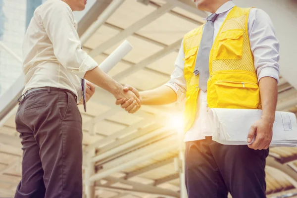 Succes Geluk Concept Ingenieur Zakenman Tekenpapier Hand Houden Handdruk Bij — Stockfoto