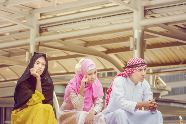 关闭年轻的阿拉伯中东男女坐在城市里思考 — 图库照片