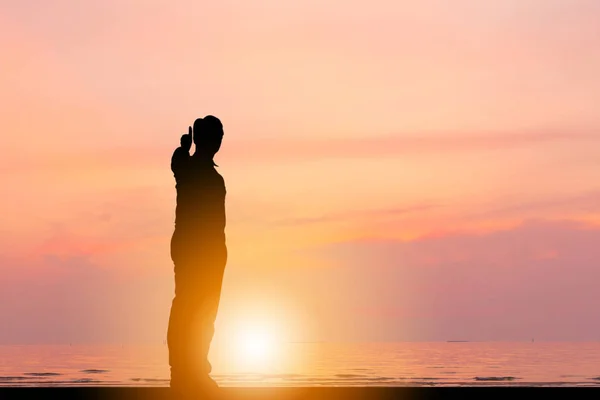 Sahilde Sunset Akşam Gökyüzü Arka Plan Başarı Işareti Olarak Başparmak — Stok fotoğraf