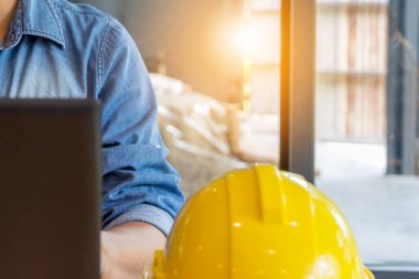 Mühendis iş adamı ile kopya alanı sağ tarafında kafede çalışmaları için bir dizüstü bilgisayar kullanarak.