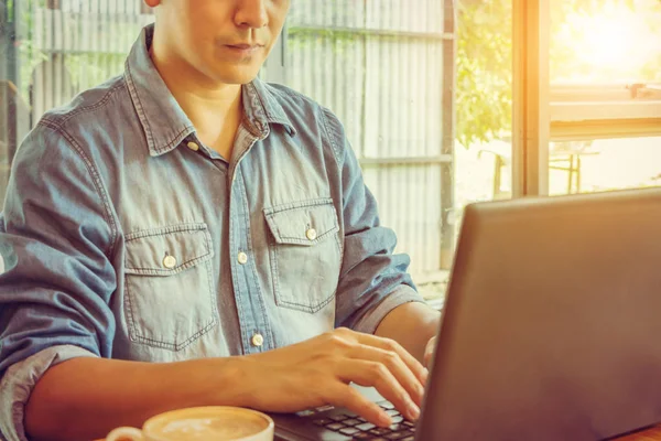 Engineering Zakenman Blauwe Jean Met Behulp Van Een Laptop Voor — Stockfoto