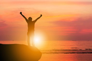 Erkek Silueti Kutlama Başarı Mutluluğu Sahilde Akşam Gökyüzü Günbatımında Plaj Arkaplanı, Spor ve Aktif Yaşam Konsepti.