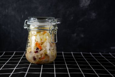 Ev yapımı lahana turşulu cam kavanoz.