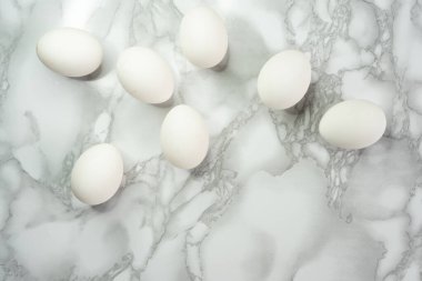 Paketlenmemiş beyaz çiğ yumurta.