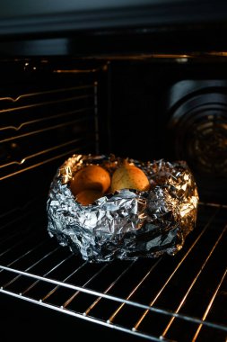 Fırında çiğ patates pişiriyorum.