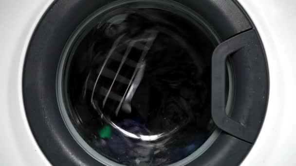 Tambour tournant avec blanchisserie dans la machine à laver — Video