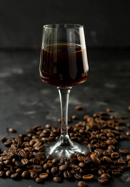 Koyu kahve likörü ve kızarmış kahve çekirdekleri.