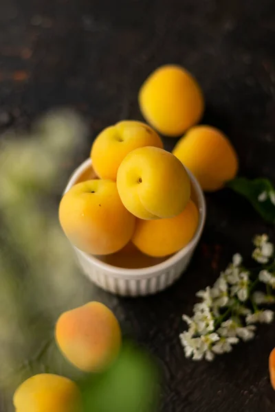 Вибірковий фокус: стиглі свіжі абрикоси в глиняній мисці — стокове фото