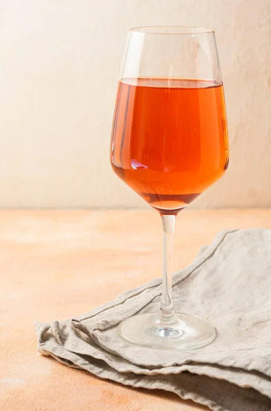 Magas pohár gazdag narancsbor — Stock Fotó