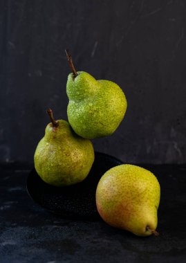 Seçici odaklanma. olgun büyük armutlar