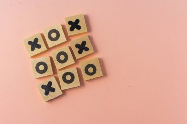 seçici odak, tahta zar oyunu TIC-TAC-toe kağıt renkli arkaplan üzerinde, telif alanı
