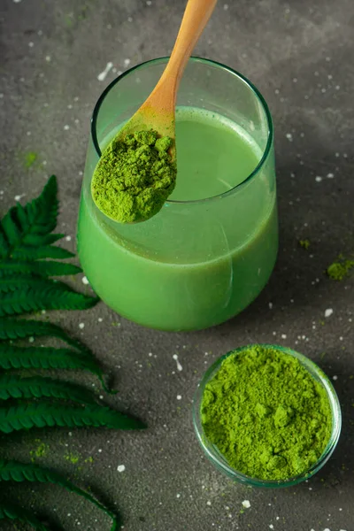 Enfoque Selectivo Matcha Verde Japonés Con Leche Con Una Cuchara —  Fotos de Stock