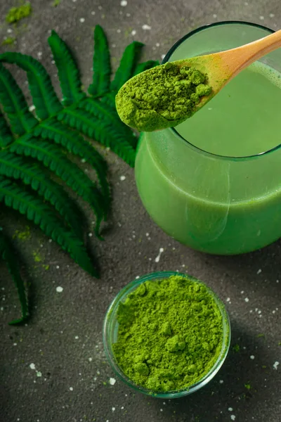 Enfoque Selectivo Matcha Verde Japonés Con Leche Con Una Cuchara —  Fotos de Stock