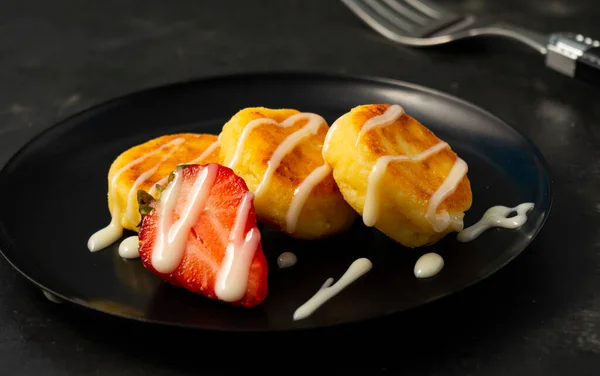 Curd Fritter Söta Ostkakor Mörk Bakgrund Med Jordgubbar Restaurang Som — Stockfoto