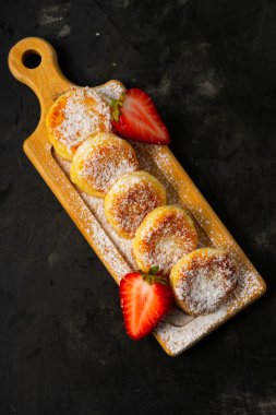 Seçici odaklanma, kremalı börek, tatlı peynirli kekler.