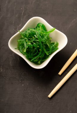 Seçici odak, susam tohumlu deniz Chuka salatası. 