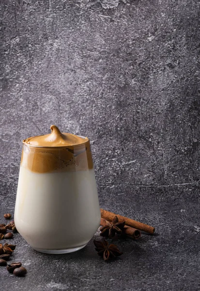 Selectieve Focus Koreaanse Drank Dalgona Koffie Met Koude Melk Zoet — Stockfoto