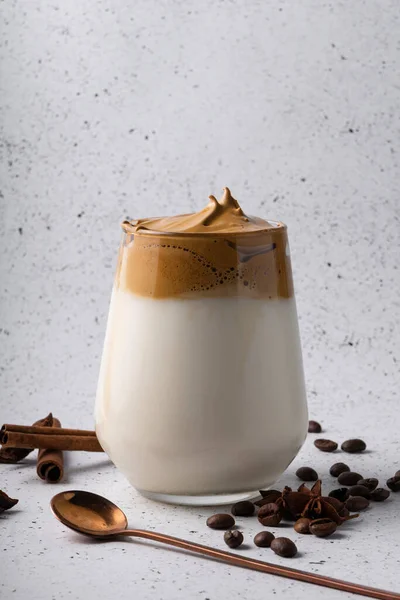 Selectieve Focus Koreaanse Drank Dalgona Koffie Met Koude Melk Zoet — Stockfoto