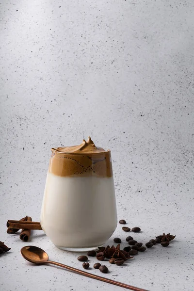 Selectieve Focus Koreaanse Drank Dalgona Koffie Met Koude Melk Zoet — Stockfoto