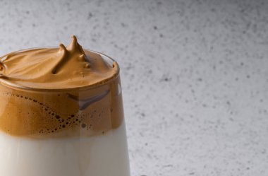 Seçici odaklanma, Kore içkisi, dalgona kahvesi. Soğuk sütle, şekerli köpükle.