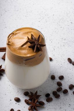 Seçici odaklanma, Kore içkisi, dalgona kahvesi. Soğuk sütle, şekerli köpükle.