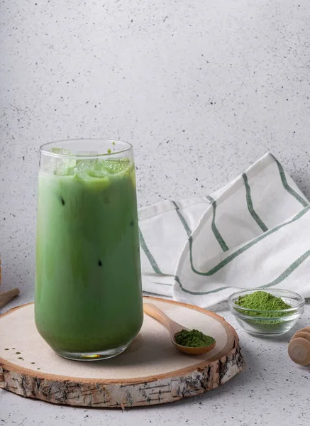 Enfoque Selectivo Matcha Bebida Natural Con Hielo Café Con Leche — Foto de Stock