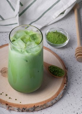 Seçici odak, buzlu doğal içecek, sütlü latte. Büyük bardakta çay