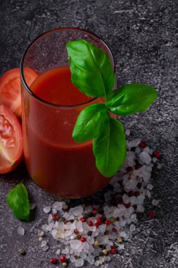 seçici odak, domates suyu, baharatlı domates suyu ve bir tutam yeşil fesleğen.