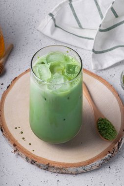 Seçici odak, buzlu doğal içecek, sütlü latte. Büyük bardakta çay