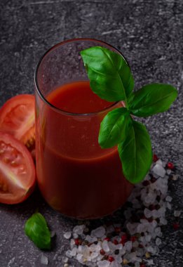 seçici odak, domates suyu, baharatlı domates suyu ve bir tutam yeşil fesleğen.