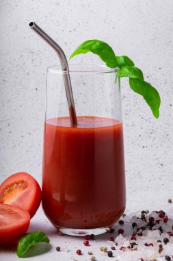 seçici odak, domates suyu, baharatlı domates suyu ve bir tutam yeşil fesleğen.