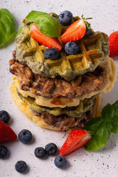 seçici odak, vanilyalı kremalı waffle ve hafif arkaplanda taze böğürtlen