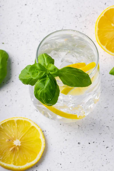 seçici odak, limon ve fesleğenle açık arkaplanda saf ferahlatıcı su.