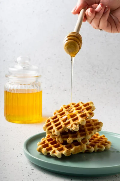 Selektiver Fokus Belgische Zuckerwaffeln Mit Blütenhonig Auf Blauem Teller — Stockfoto