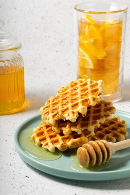 seçici odak, mavi tabakta çiçekli Belçika şekerli waffle