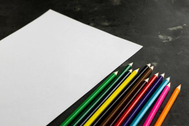 seçici odak, renkli kalemler.