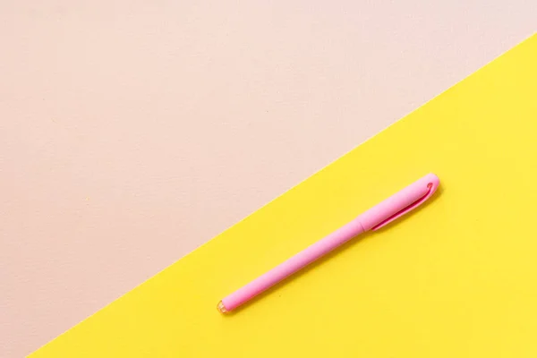 Вибірковий Фокус Макет Рожева Ручка Письма Папері Кольоровий Фон Рожевий — стокове фото