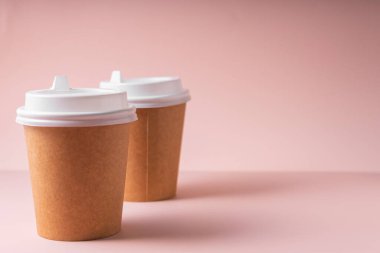 Seçici odaklanma. Sıcak içecekler için kağıt bardaklar kahve ve çay, plastik kapaklı, götürmek için. Kopyalama alanı