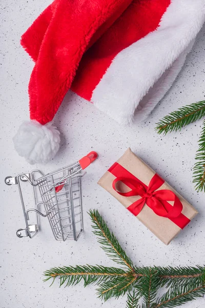 Selectieve Focus Kerstcadeau Ambachtelijk Papier Met Rood Lint Een Lichte — Stockfoto