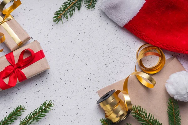 Selectieve Focus Kerstcadeau Ambachtelijk Papier Met Rood Lint Een Lichte — Stockfoto