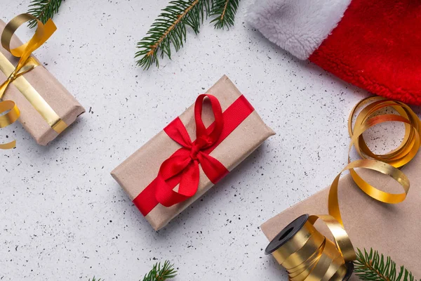 Selectieve Focus Kerstcadeau Ambachtelijk Papier Met Rood Lint Een Lichte — Stockfoto