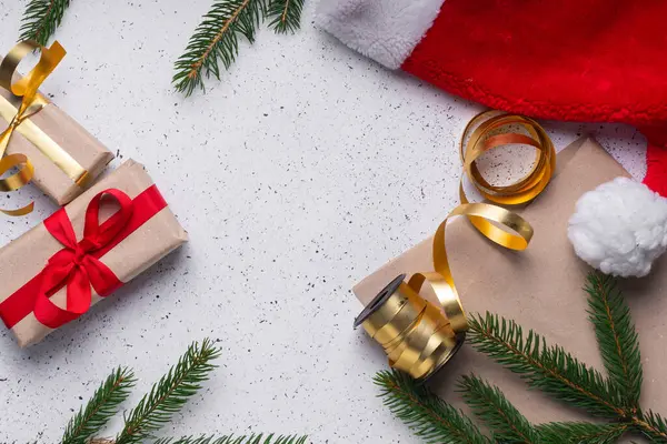 Selektivt Fokus Julklapp Hantverkspapper Med Rött Band Ett Ljust Bord — Stockfoto