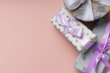 Seçici odaklanma, Noel hediyeleri, farklı şekiller, pembe monokrom arka planda bir kurdele. kopyalama alanı